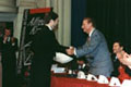 Recibiendo el Primer Premio en el IV Concurso Internacional de Canto Alfredo Kraus, Las Palmas de Gran Canaria, 1996. © Foto: Nacho González.